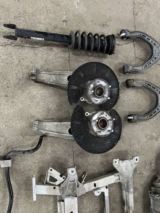 Поворотный кулак , цапфа tesla model s