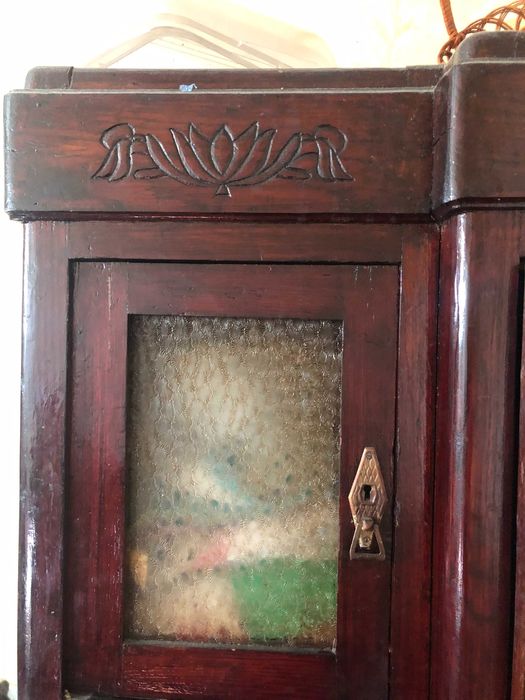 Старинна шафа, ручної роботи