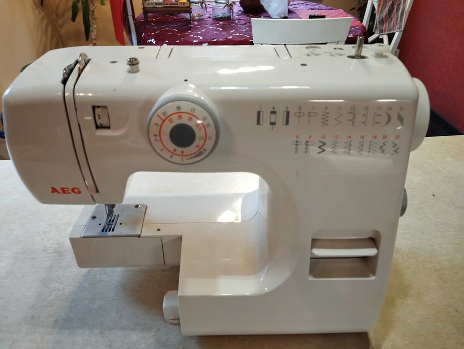Швейна машина AEG без педалі електроприводу.