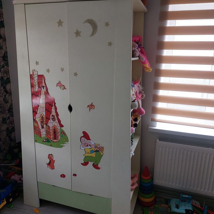 Дитячі меблі: шафа, комод, пенал.
