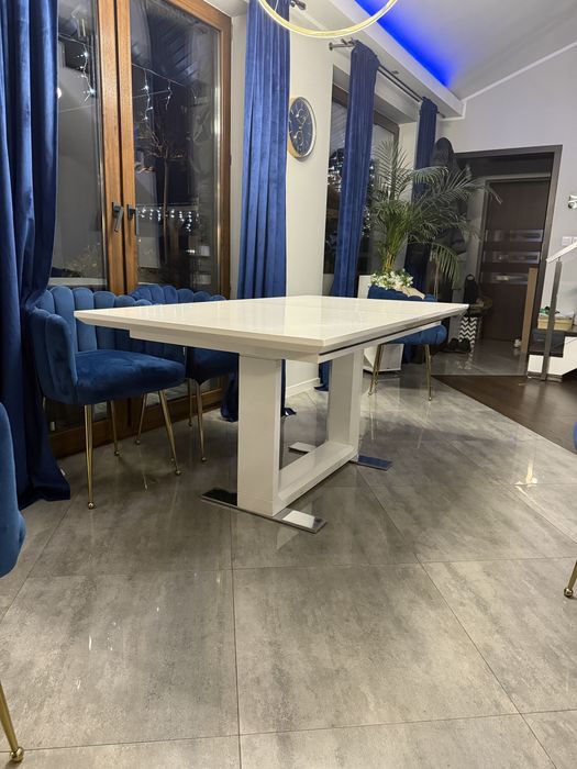 Stół lakierowany biały.