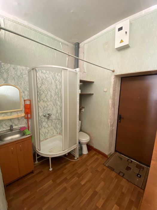 Продаж малосімейки біля автосалону Тойота