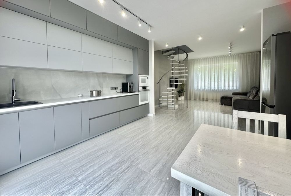 Новий Будинок з сонячними панелями, в кінці Роменскої