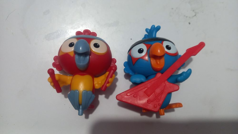 Kinder maxi попугаи