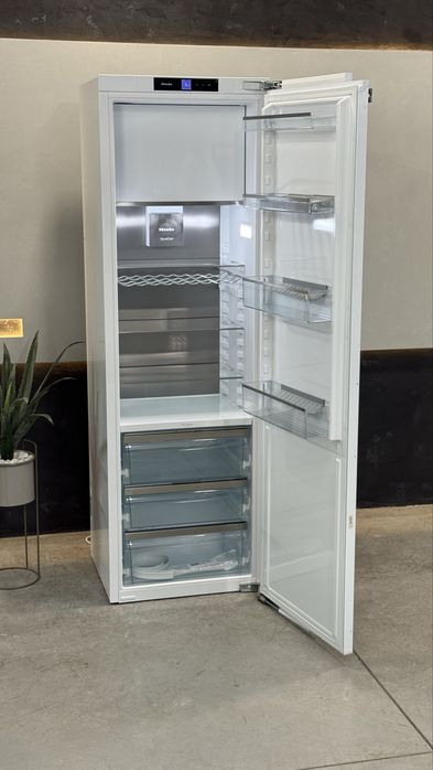 Вбудований холодильник K7748D.  2024 рік. Стан ідеальний! Як новий !!