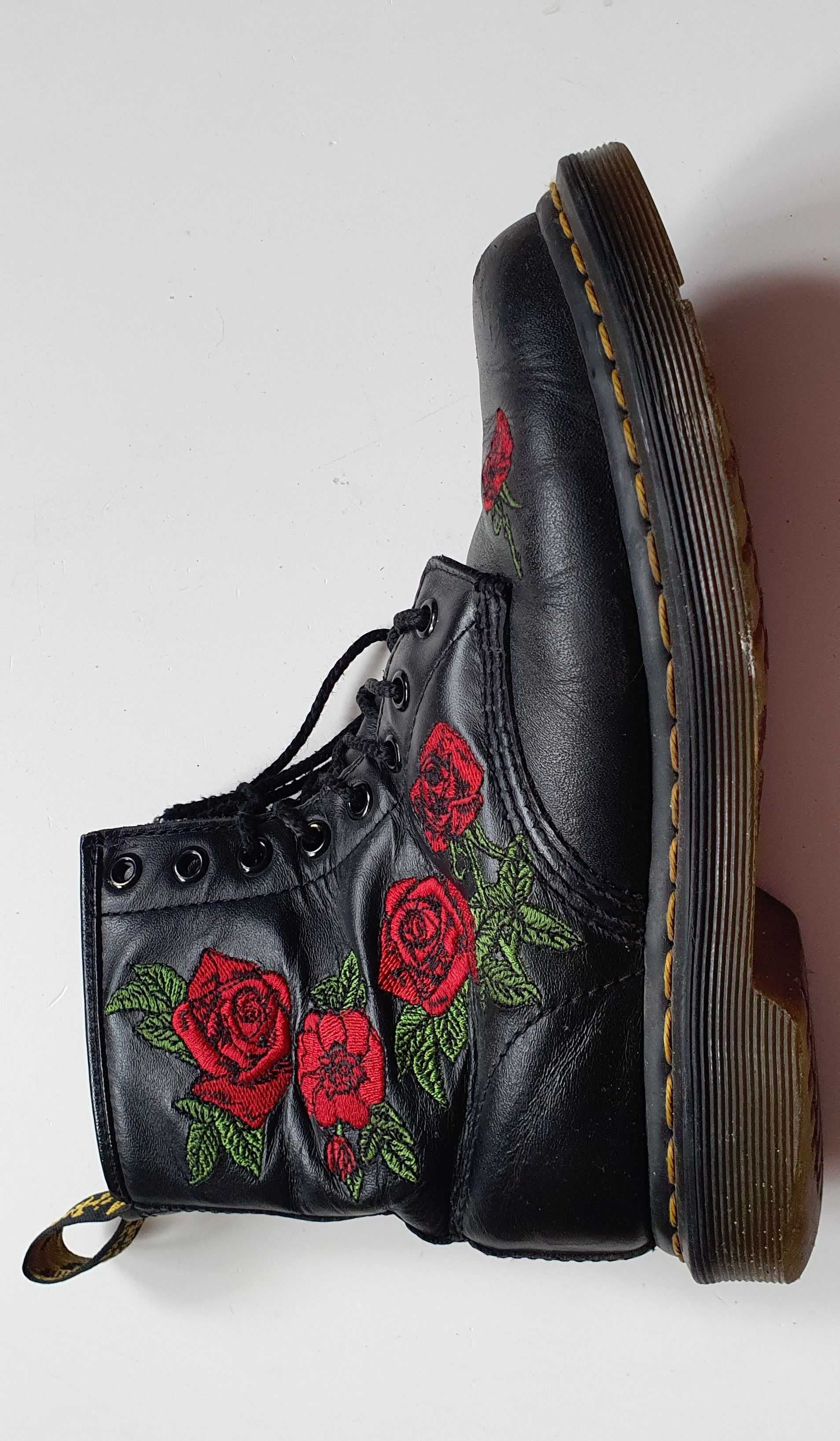 Buty Dr. Martens, czarne z motywem róży (1460 VONDA Black Softy)