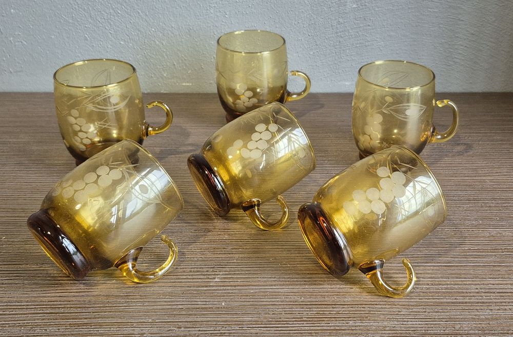 Zestaw szklanek ze szkła miodowego PRL