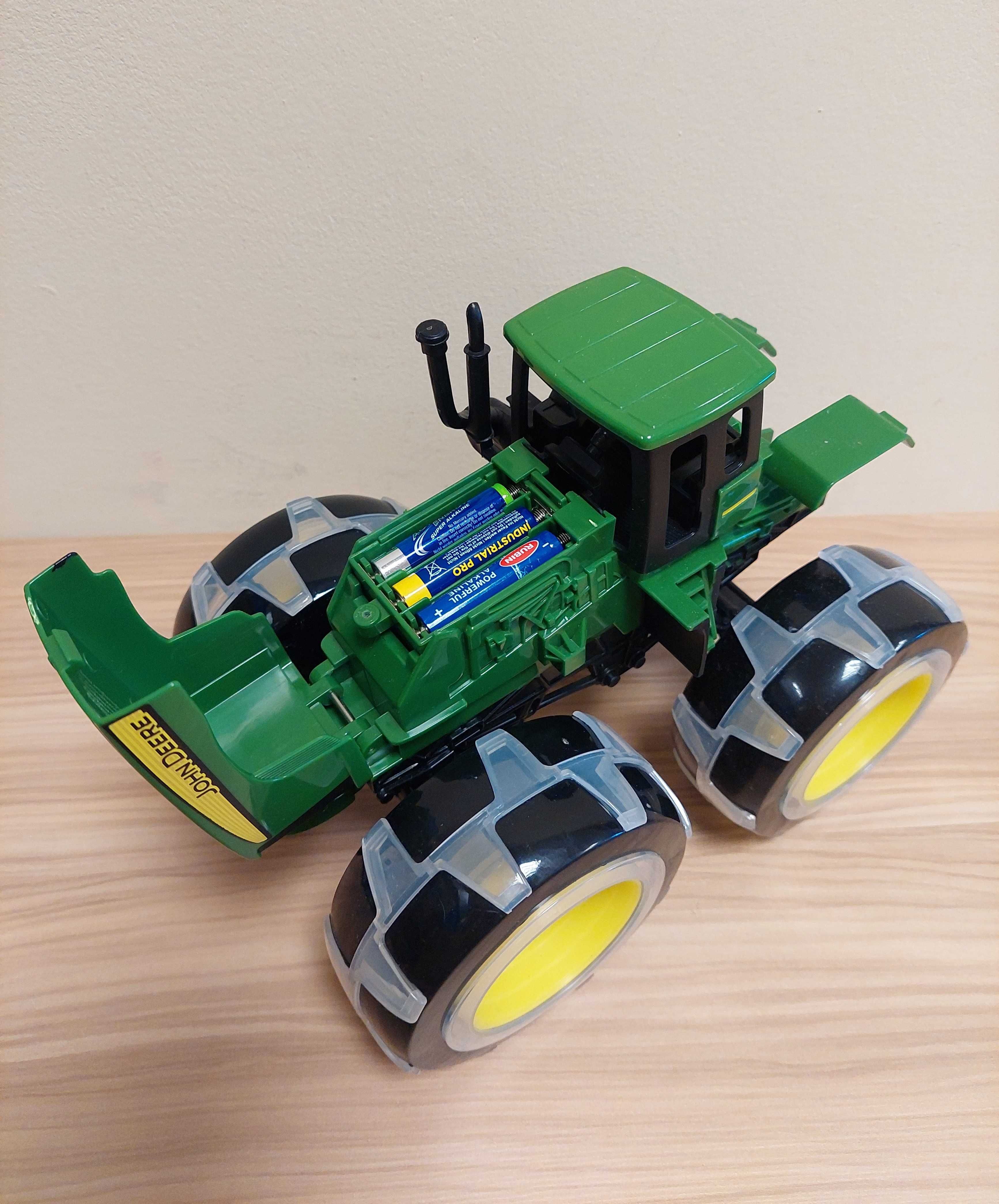 John Deere traktor Monster, świecące opony - nie świecą