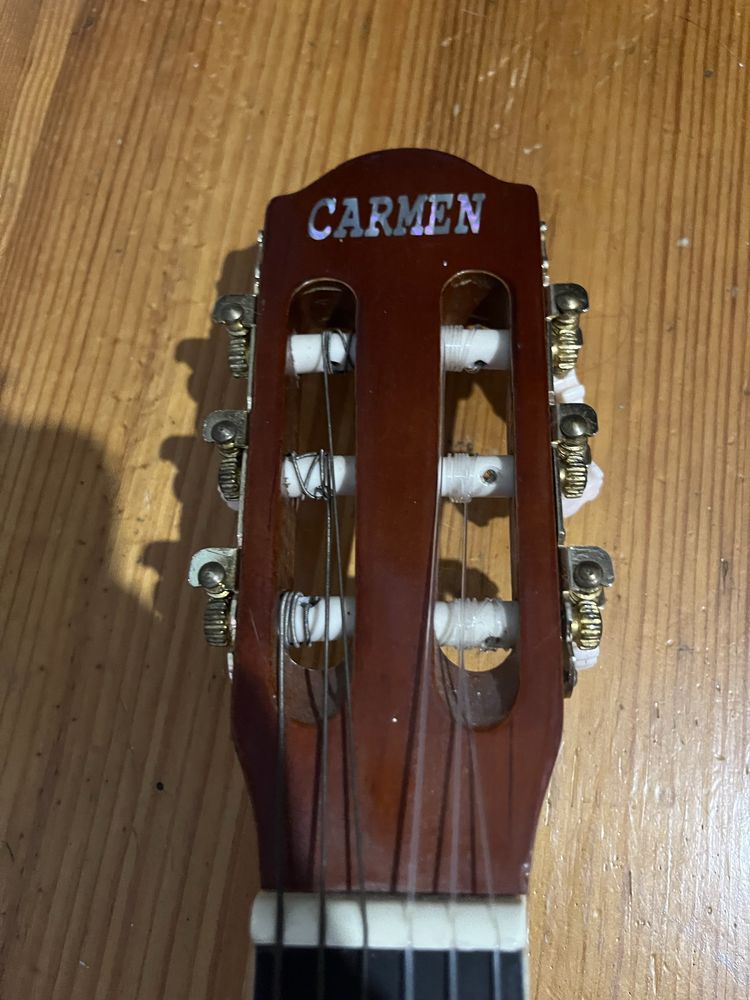 gitara używana w stanie nienaruszonym