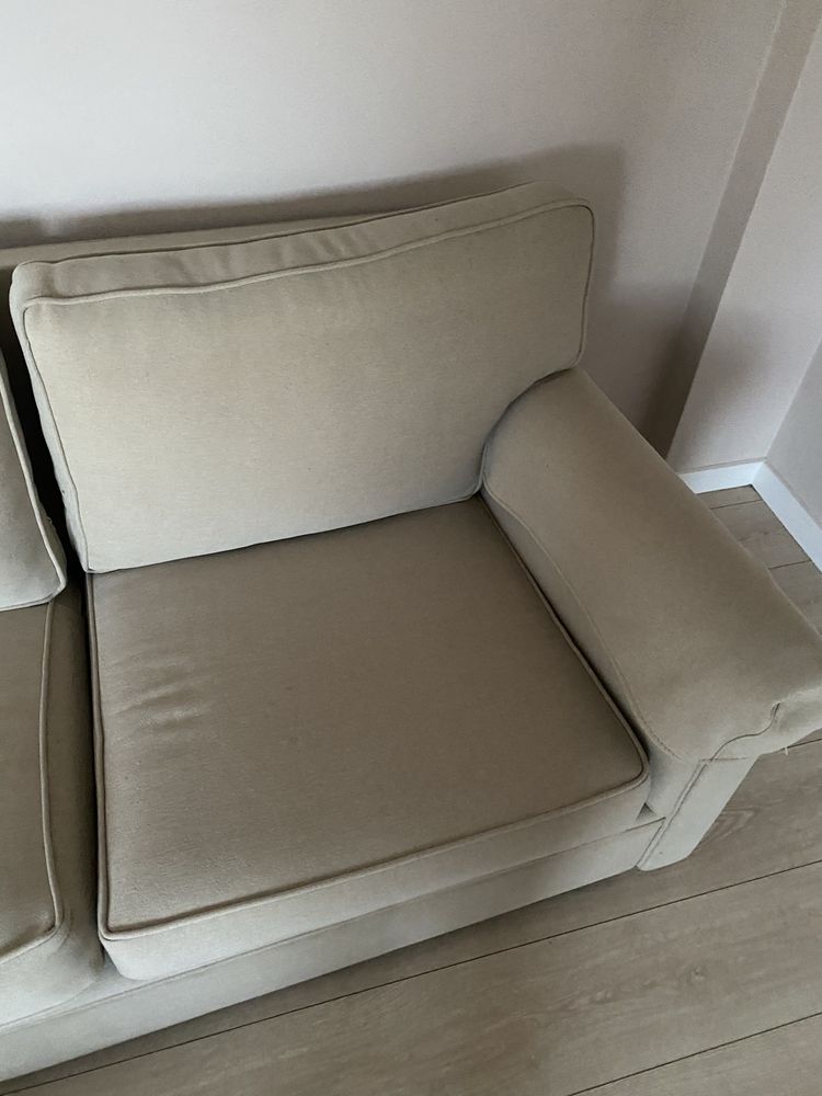 Sofa cor bege 2 lugares com bracos