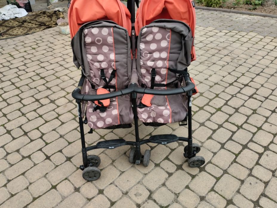 Дитяча коляска для двох дітей в хорошому стані