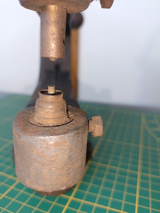 Stara żeliwna prasa kaletnicza.