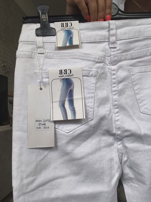 Biale bawelniane spodnie jeansowe z elastanem, uciagliwe, z guzikami