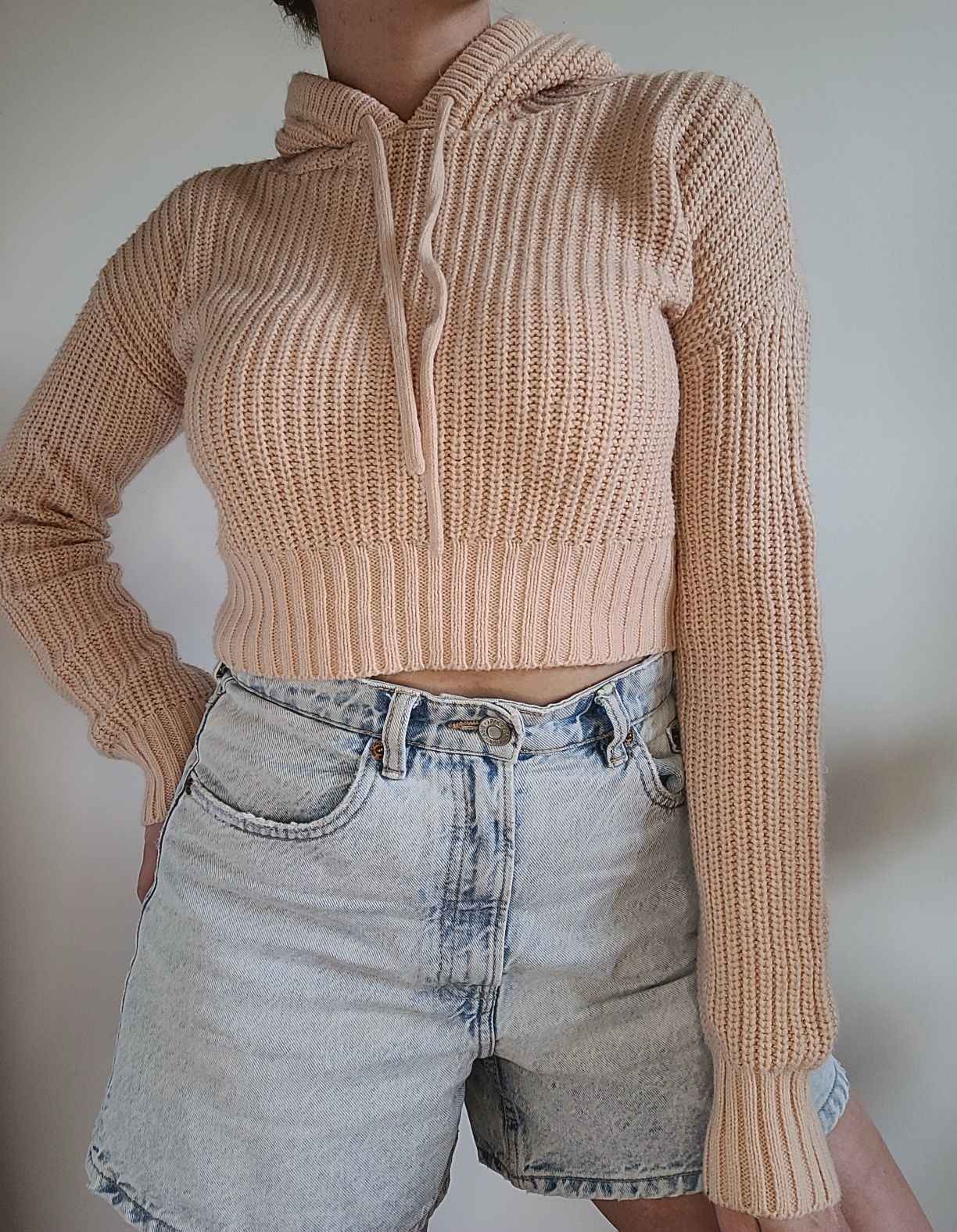 Sweter z kapturem crop top Nasty Gal