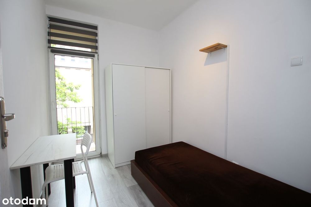 Pokój dla STUDENTA w centrum Katowic, z balkonem, niski blok z windą.