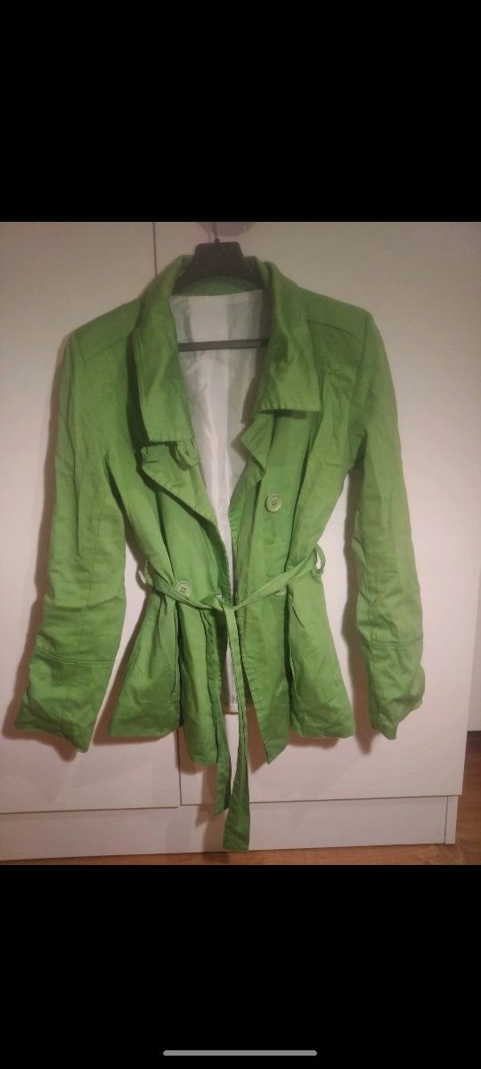 Zielony płaszcz na guziki z wiązaniem