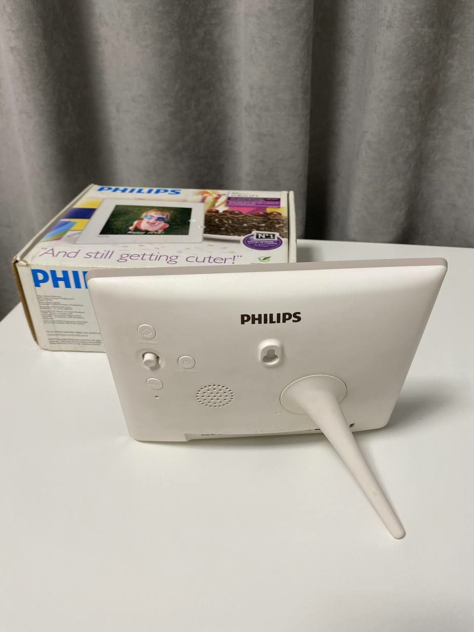 Цифровая фоторамка Philips Digital Photo Frame 17.8см SPF2327/10