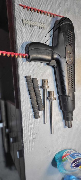 Osadzak prochowy ,pistolet do kołków Upat