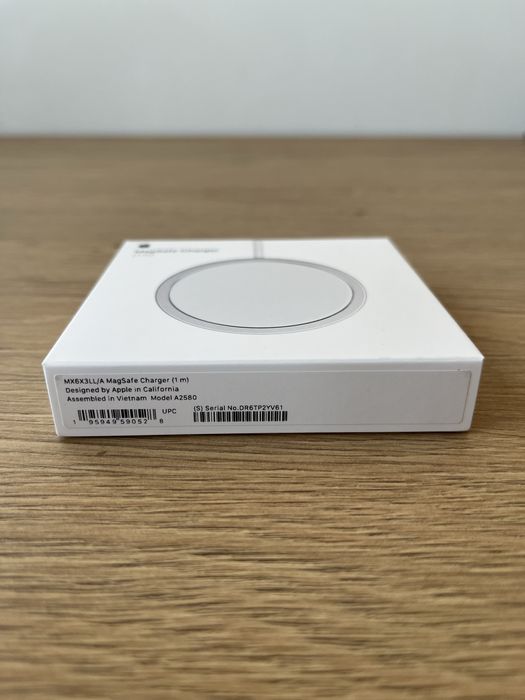 Нова швидкісна бездротова зарядка Apple MagSafe для iPhone 16 (MX6X3)