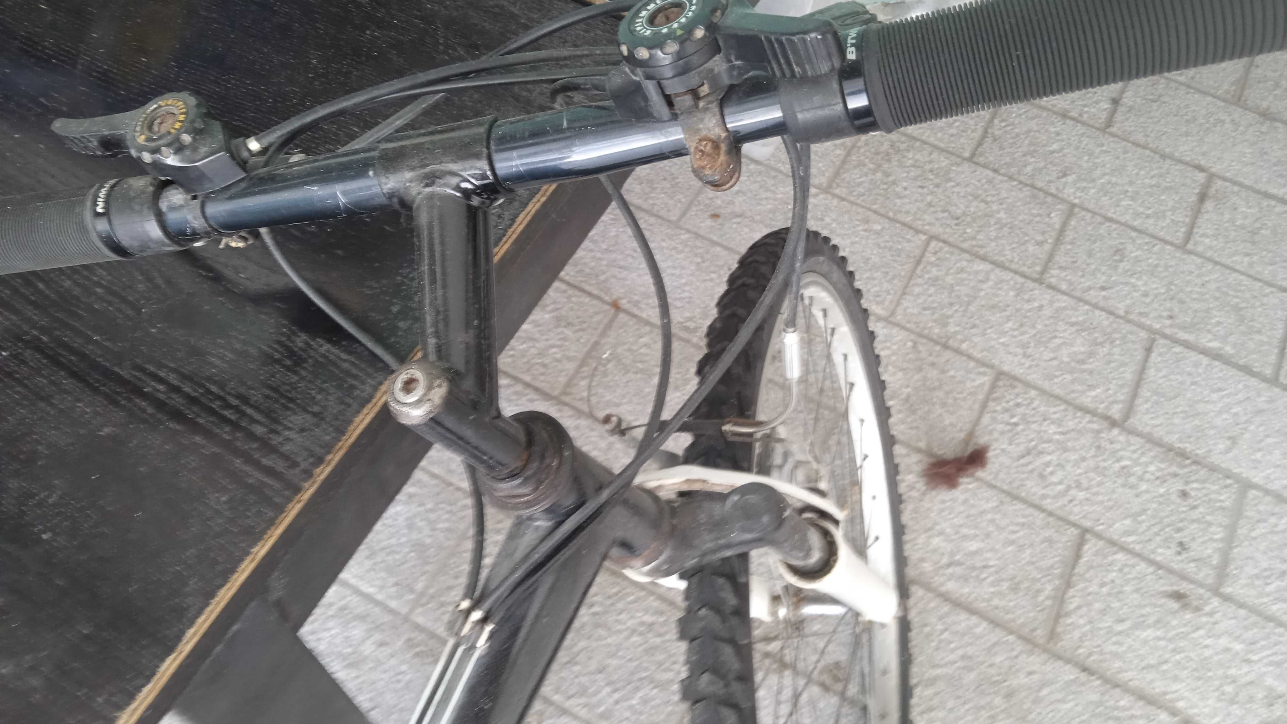 Bicicleta usada, mais máquina de café usada