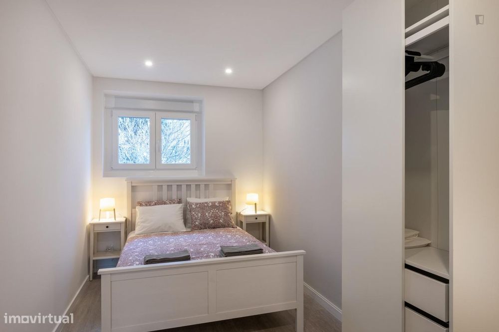 394339 - Quarto com cama de casal, com casa de...