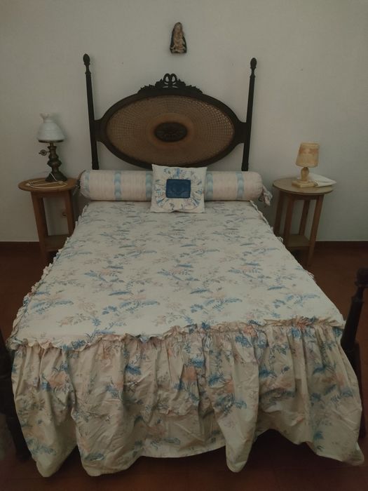 Cama de época em palhinha