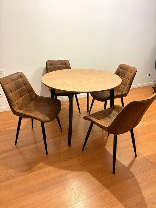 Vendo mesa de jantar e 4 cadeiras