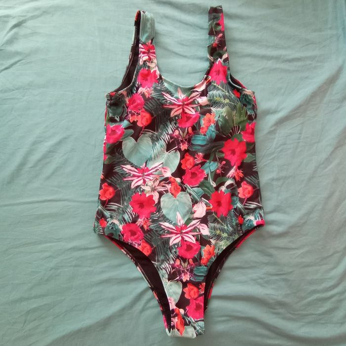 Елітний суцільний купальник 44 з чашками