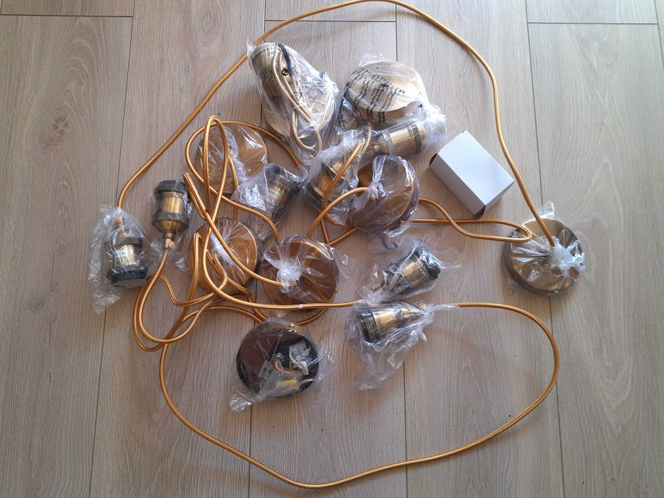 Lampy wiszące bez kloszy.