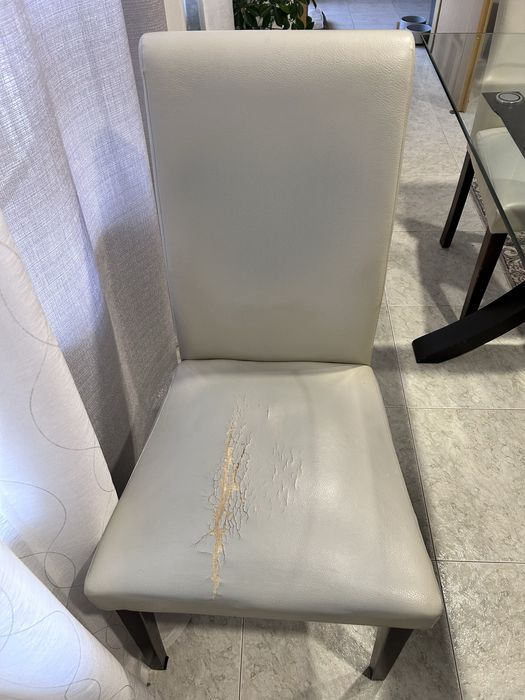 Mesa de sala com 4 cadeiras