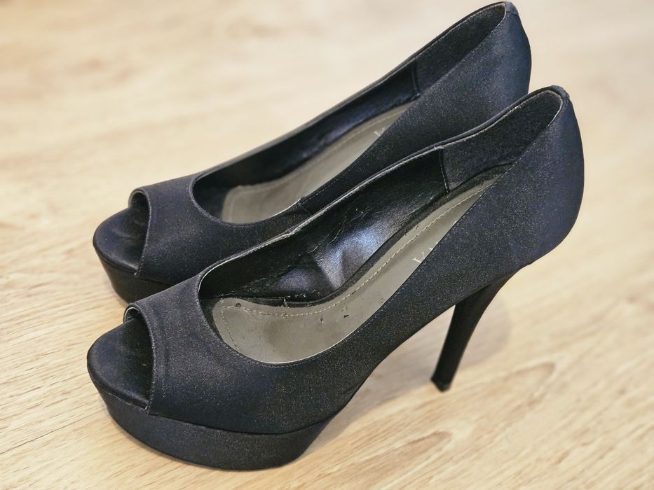 Sapato salto alto preto cetim