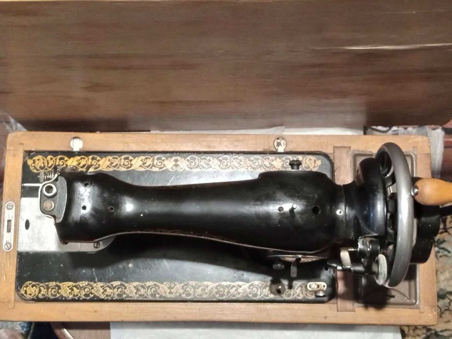 Старая швейная машинка