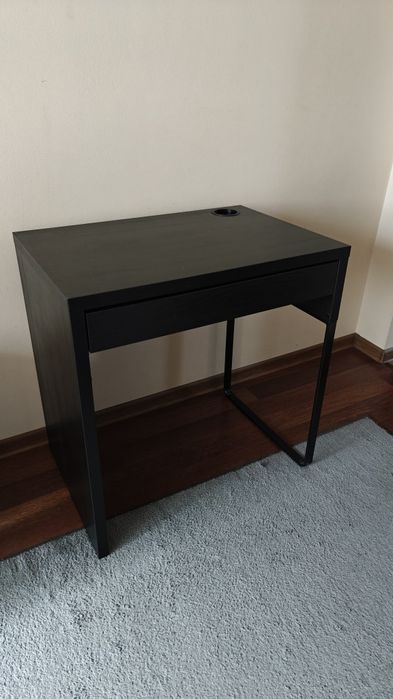 Używane małe biurko Ikea model Micke kolor czarny