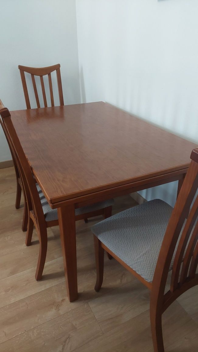 Mesa de jantar extensível com cadeiras