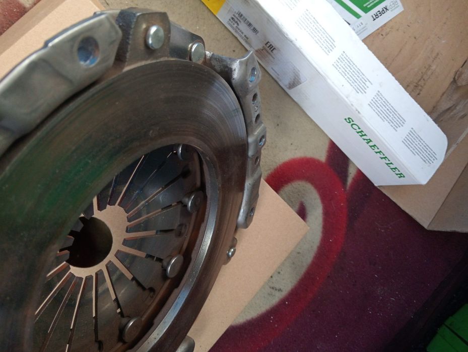 Продам комплект сцепления Митсубиси Галант.