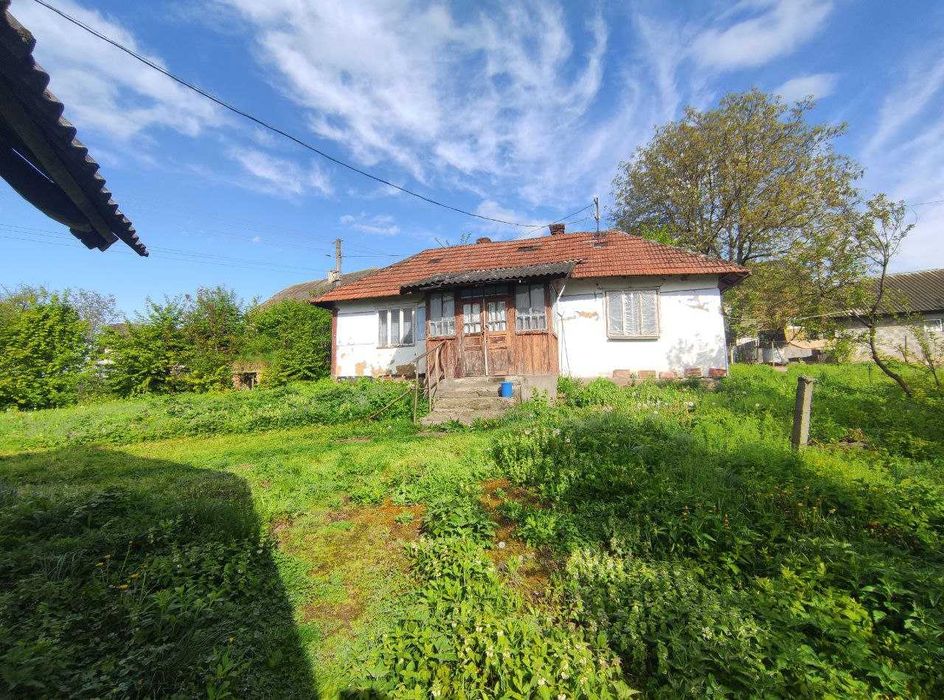 Продається одноповерховий будинок, жилий стан, біля Івано-Франківська.