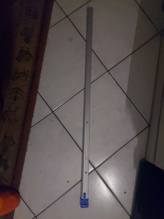 Listwa przypodlogowa w kolorze srebrnym
