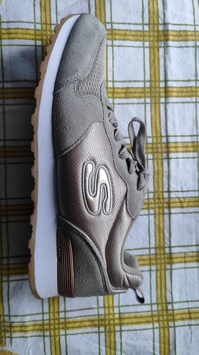 Продам жіночі кросівки Skechers