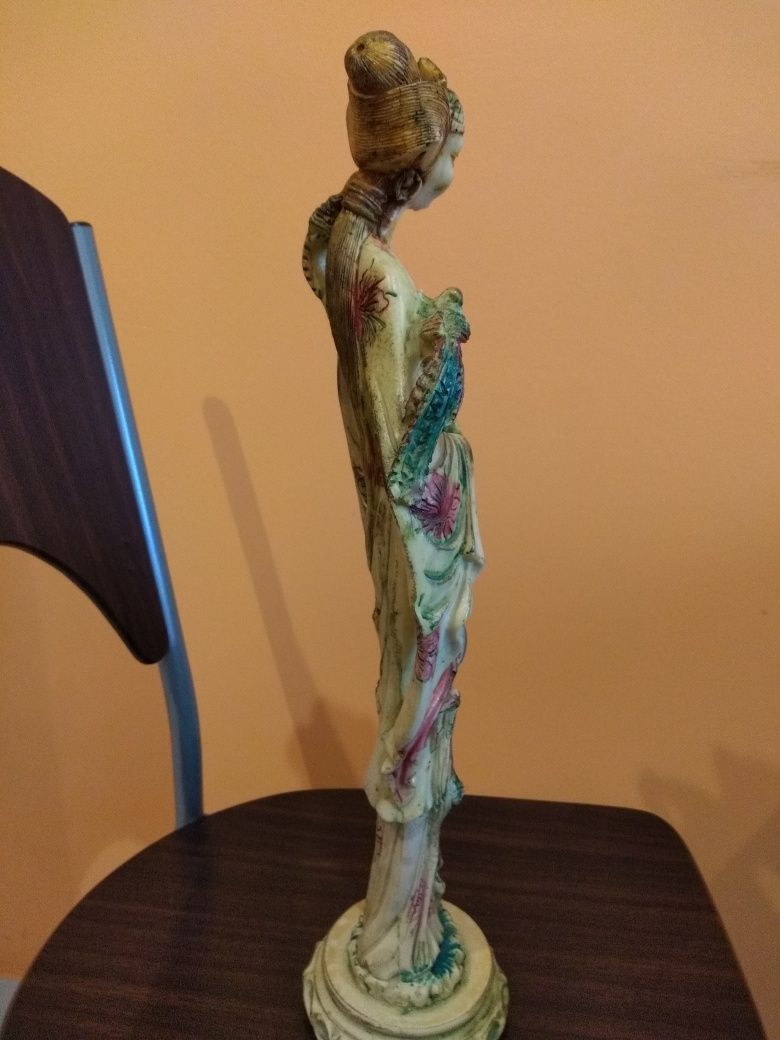 Figurka chińska z alabastru