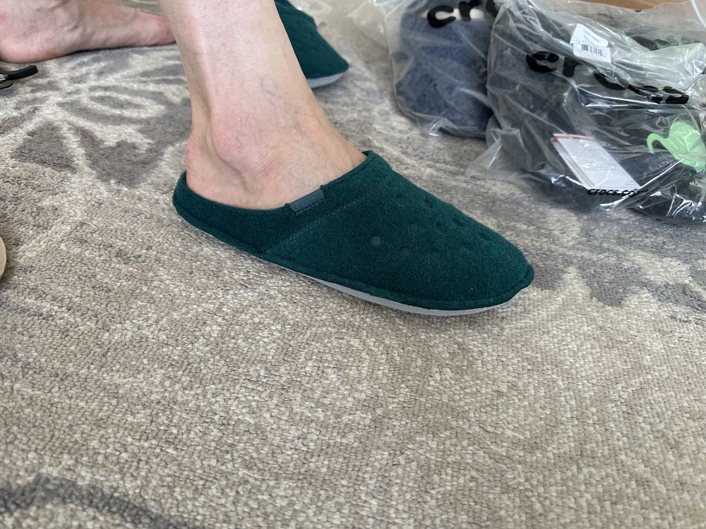 Продам домашні капці (тапки) Crocs