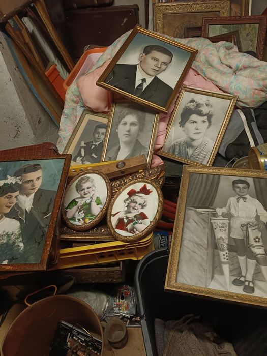 Stare portrety, monidła+walizka.