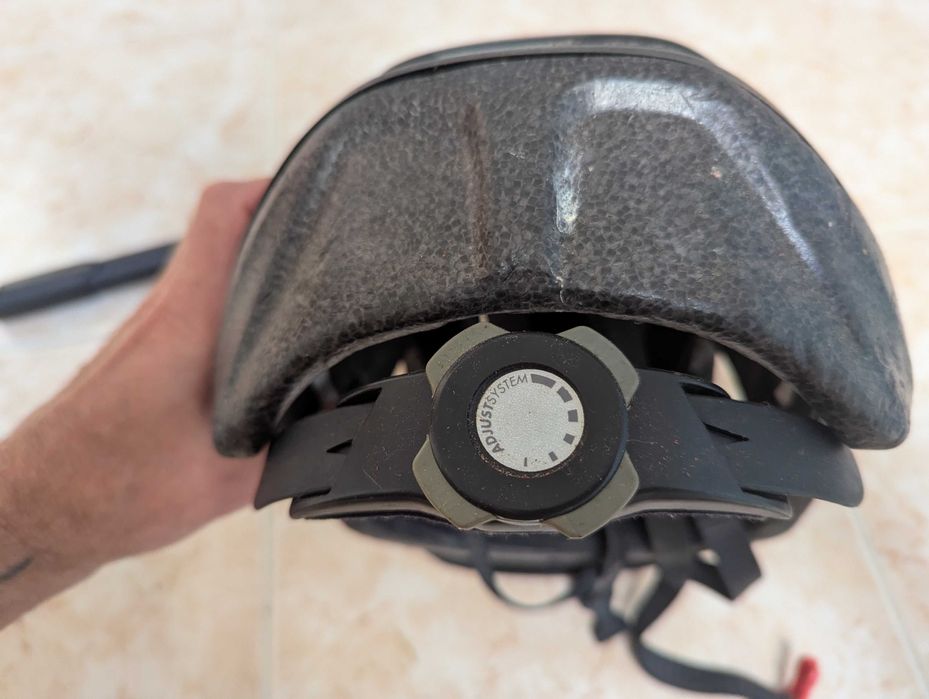Capacete de bicicleta e bomba manual