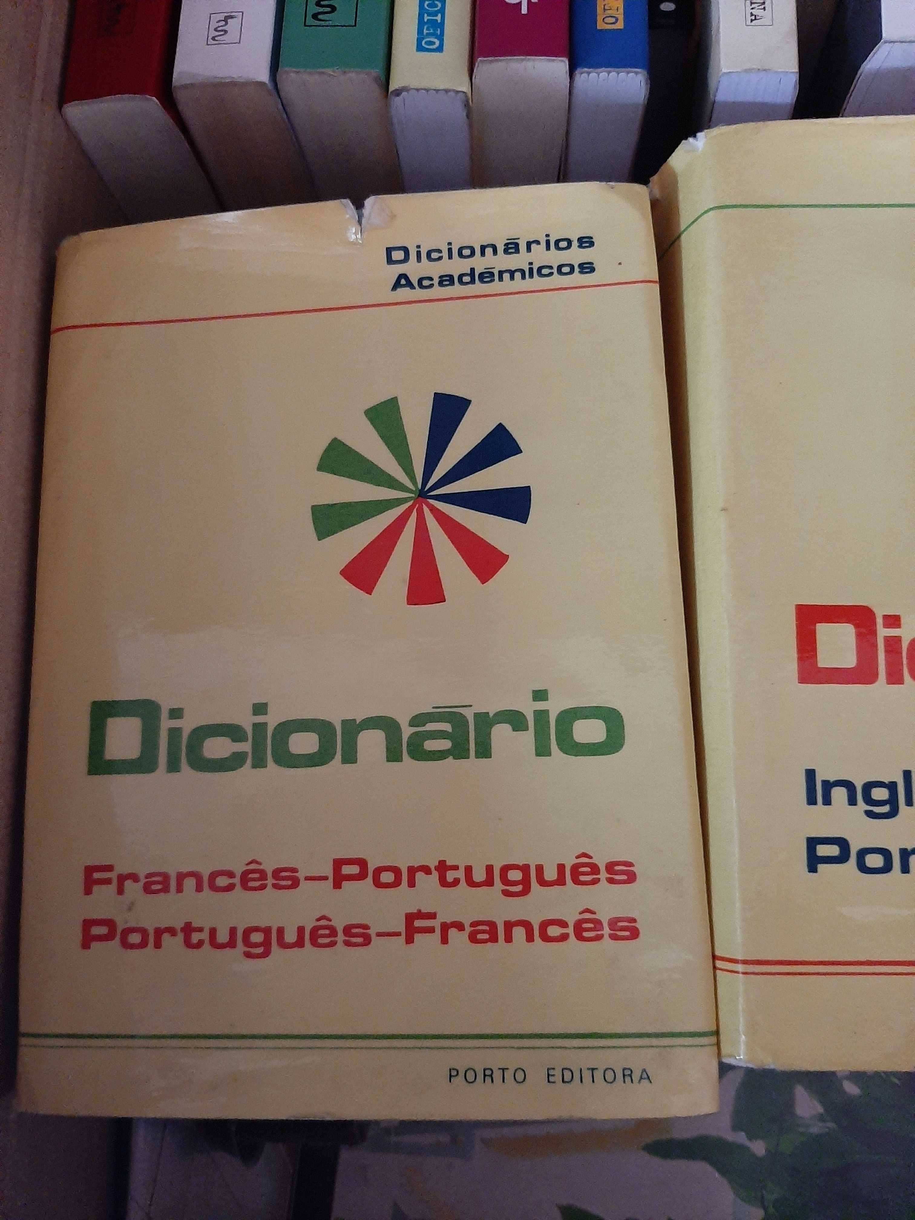 Dicionários em bom estado.