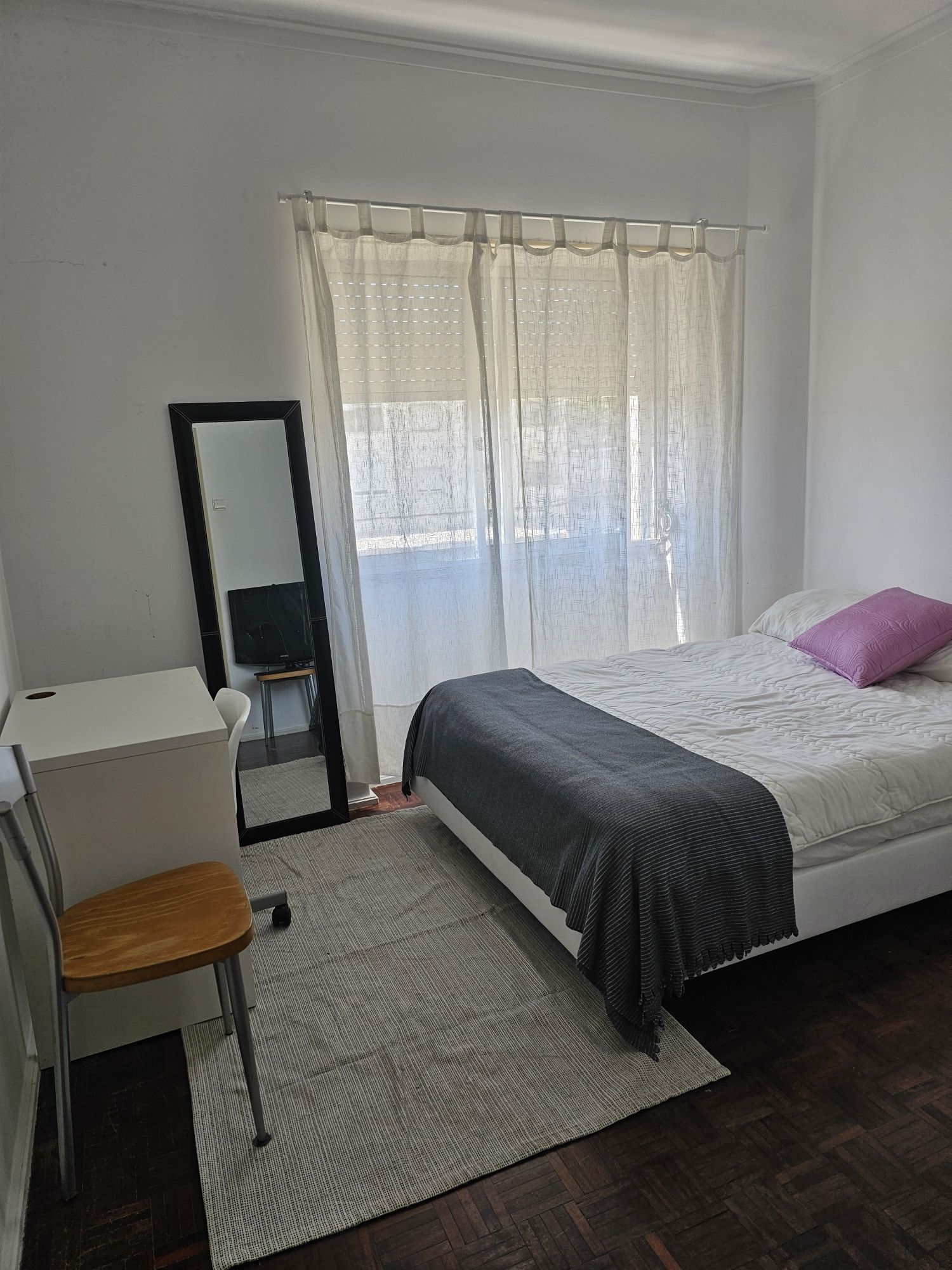 Arrendo quarto para raparigas mobiliado em lugar sossegado.