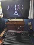 Zmodyfikowana konsola Atari 2600, gra, okablowanie i pad.