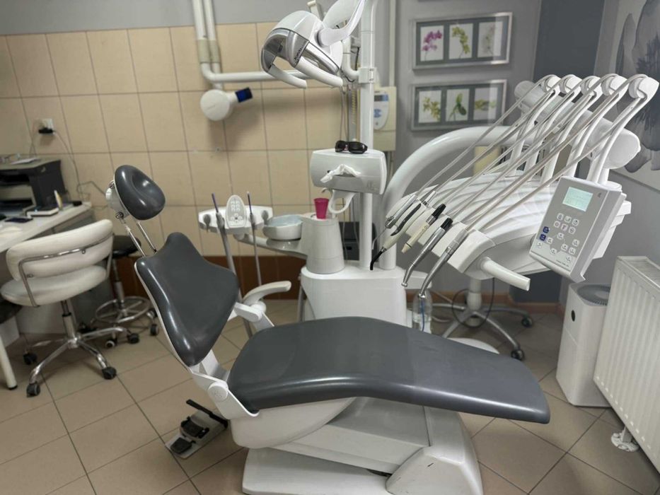 Unit Primus 1058 firmy Kavo z kompresorem i pompą ssącą