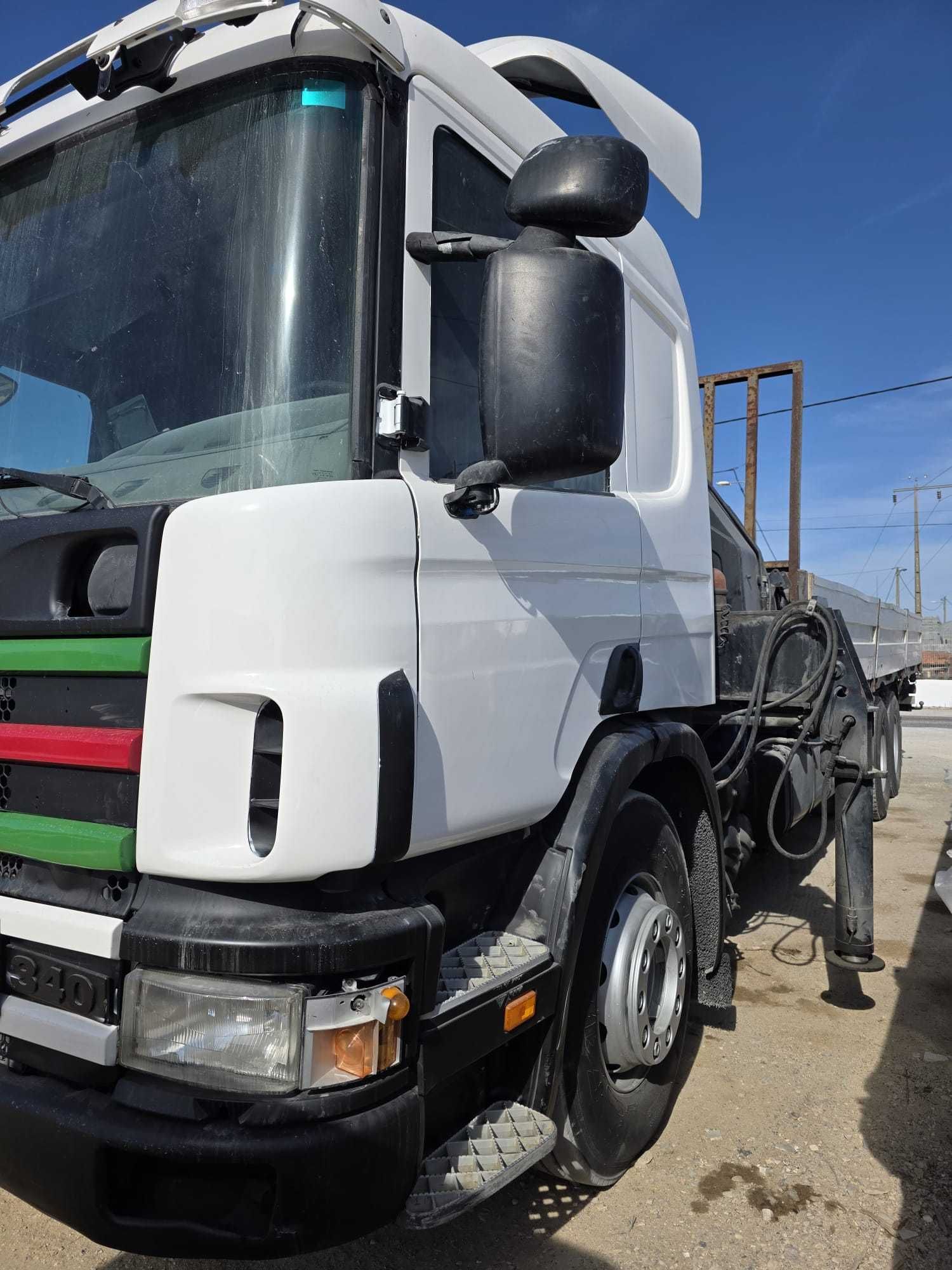 Carro com grua em bom estado