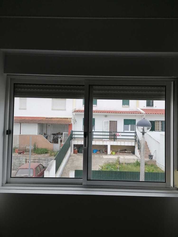 Janelas de correr em alumínio branco