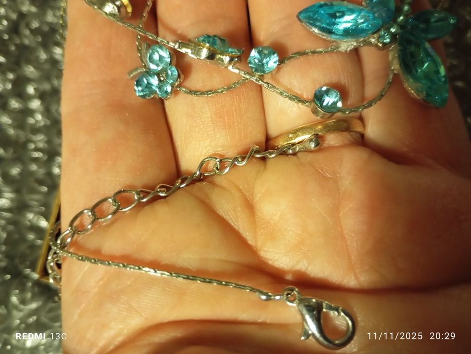 Colar e brincos em forma de borboleta