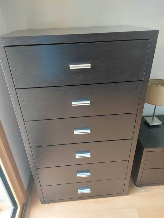 2 Camiseiros e 2 Mesas de Cabeceira em Madeira Carvalho. Cor Castanho.